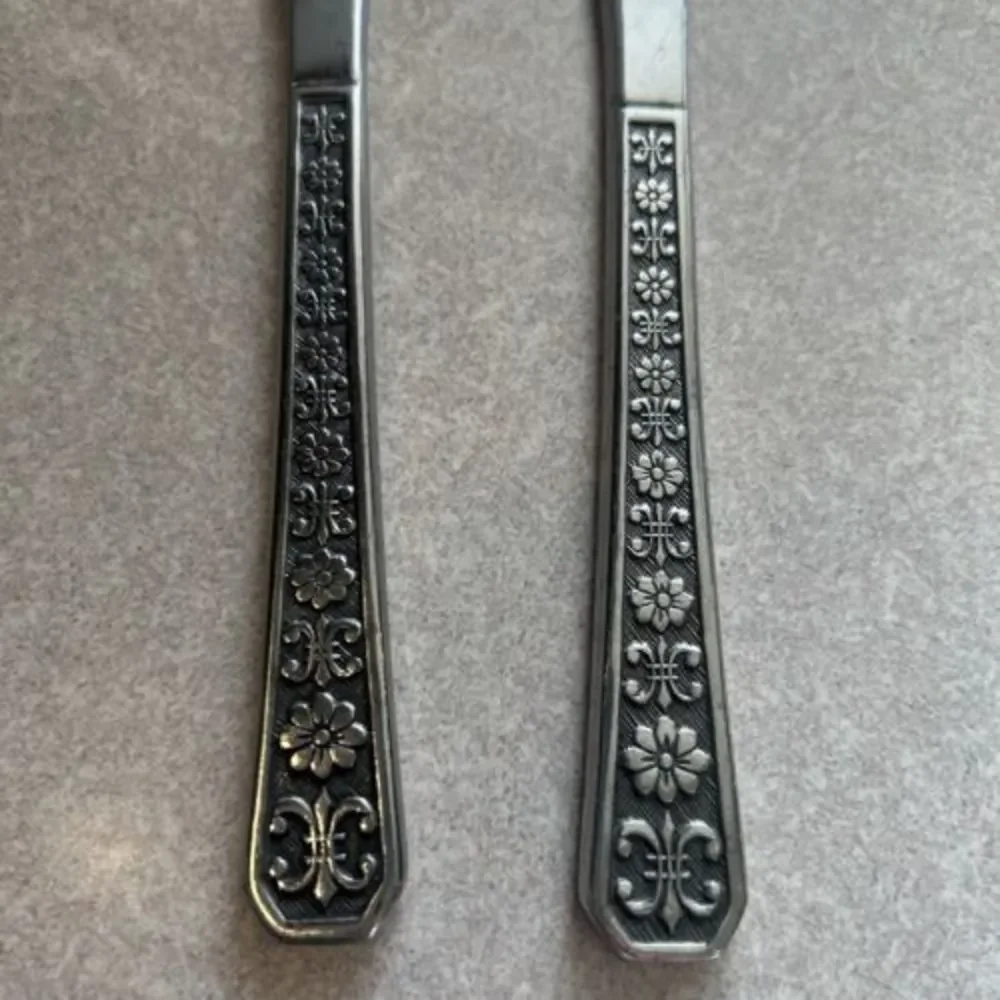 Interpur Stainless Korea 8 Petal Flower Florenz Flatware Black Accents 2 Knifes